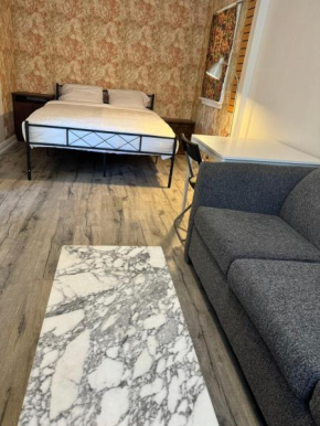 Spacious Urban Retreat Queen Bed & Sofa Bed Near Finch Subway Sleeps 4